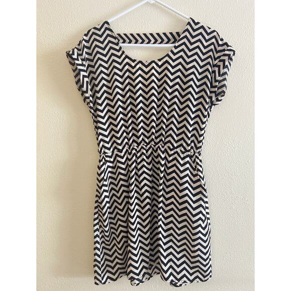 Candies Black & White Chevron Romper Size Medium Pre-Loved - Picture 1 of 6